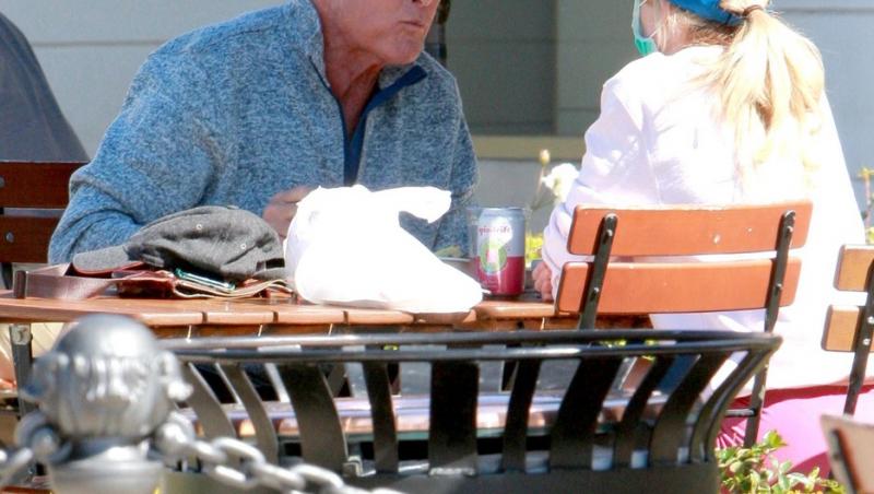 David Hasselhoff, la masă, îmbrăcat într-o bluză albastră, însoțit de Hayley Hasselhoff