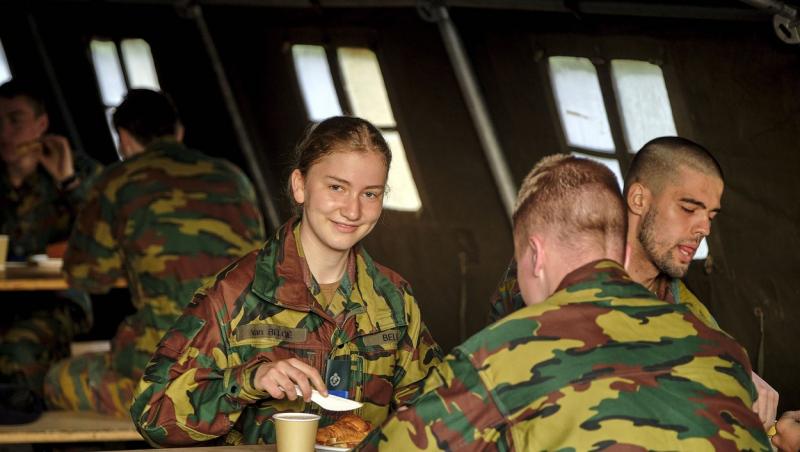 Prințesa Elisabeta a Belgiei, surprinsă în uniforma militărească