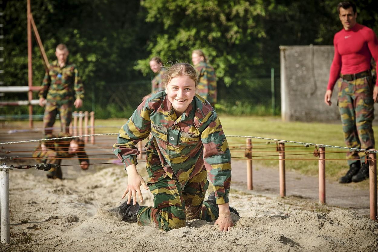 Prințesa Elisabeta a Belgiei, surprinsă în uniforma militărească