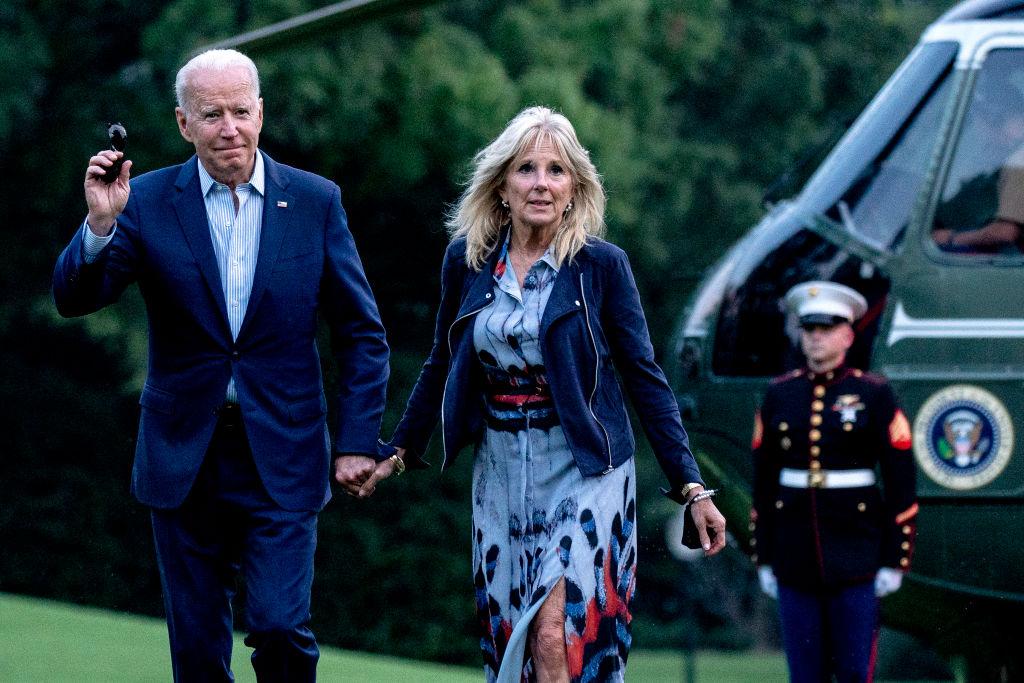 Joe Biden, îmbrăcat la costum, împreună cu soția sa, Jill Biden, îmbrăcată în rochie