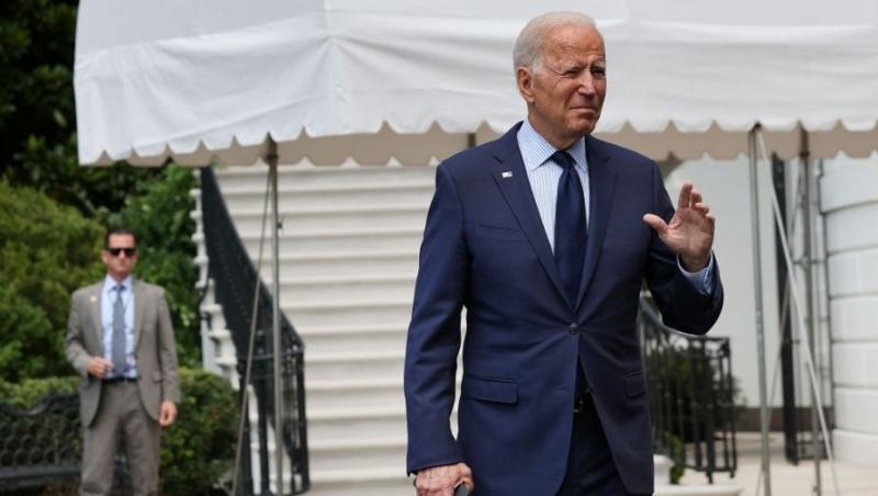Joe Biden, îmbrăcat la costum, în prim plan