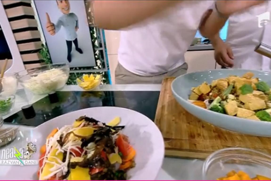 Supa de pui și salata de pui cu sos curry, se prepară din aceleași ingrediente, dar cu texturi diferite