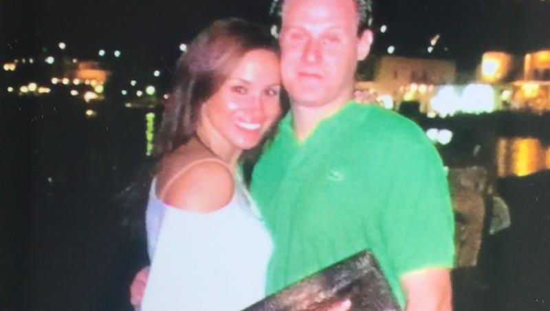 Trevor Engelson împreună cu fosta lui soție, Meghan Markle. Meghan Markle este îmbrăcată în alb, iar Trevor, în pantaloni deschiși și în tricou verde
