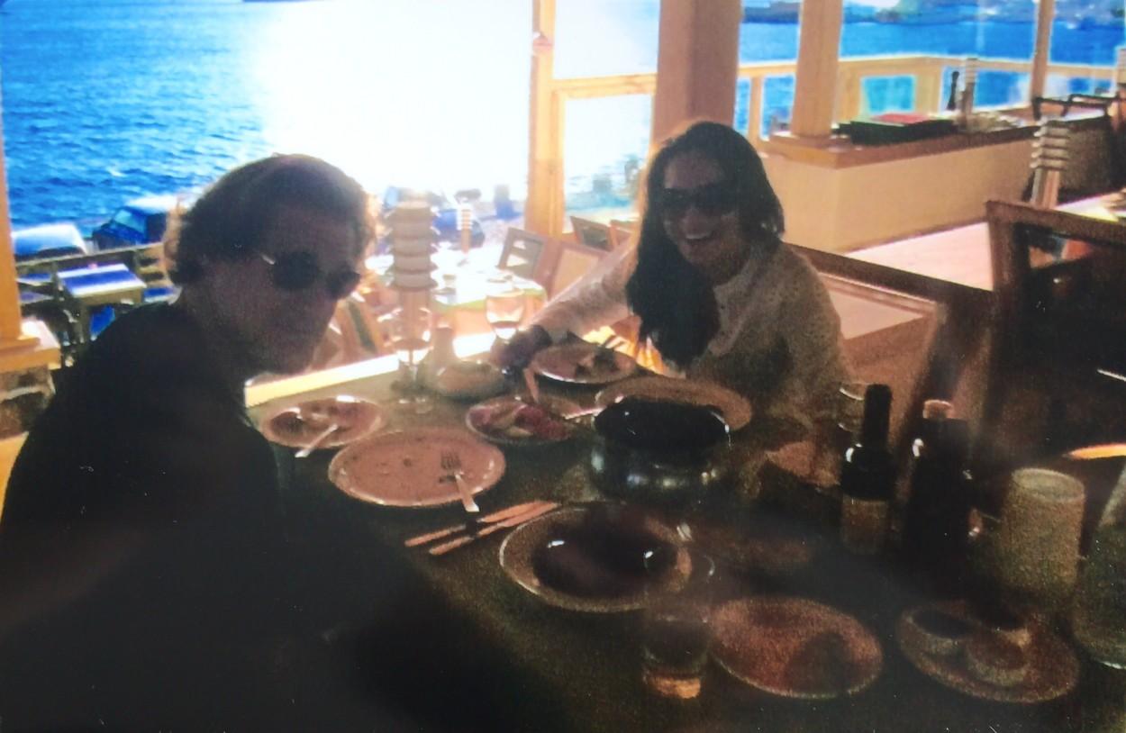 Trevor Engelson împreună cu Meghan Markle, când erau împreună, fotografiați la o masă
