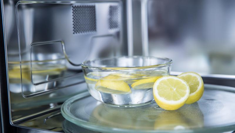 Descoperă ce se întâmplă dacă introduci lămâi în cuptorul cu microunde
