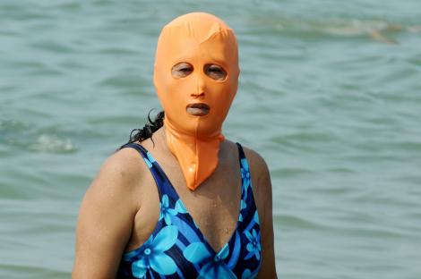 "Facekini", masca devenită populară în lume, care arată ca o cagulă. Te protejează de orice: raze solare, insecte, alge, meduze