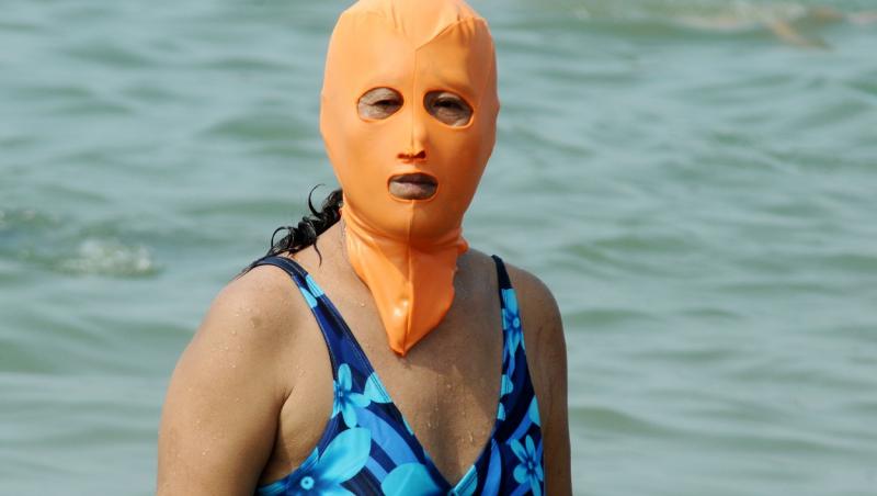 "Facekini", masca devenită populară în lume, care arată ca o cagulă. Te protejează de orice: razele solare, insecte, alge, meduze