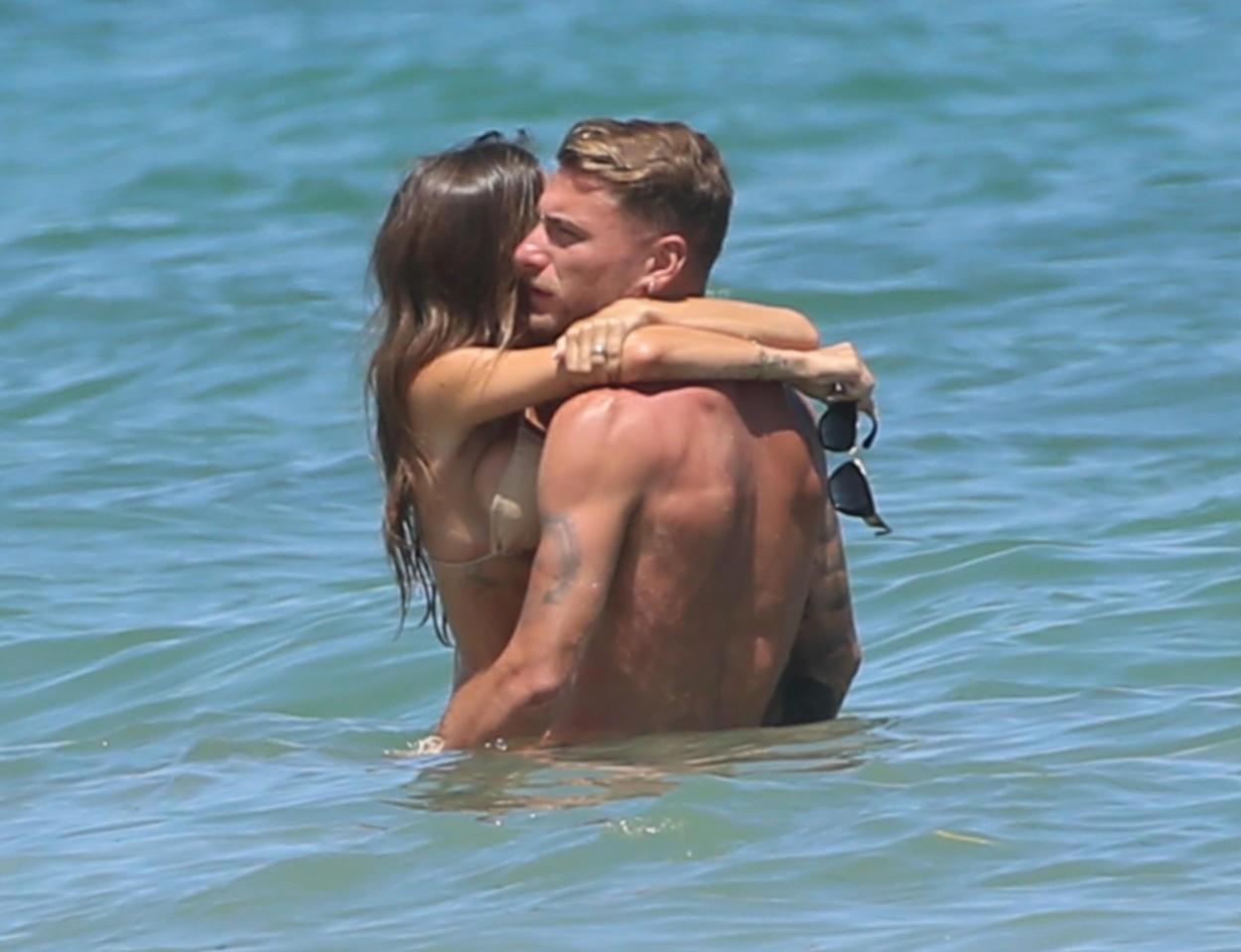 Ciro Immobile, împreună cu Jessica Melena, soția lui, în apă