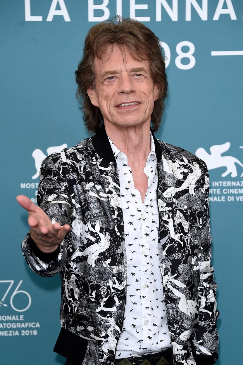 mick jagger in camasa alba si jacheta colorata, cu gri si negru