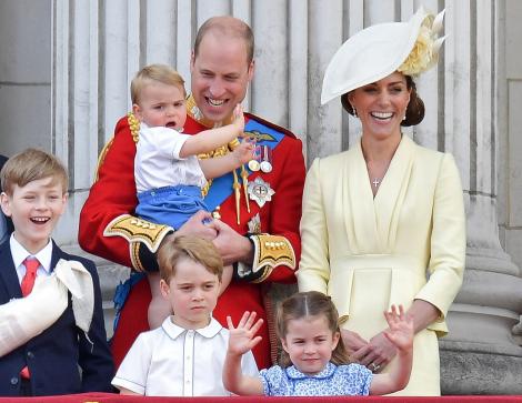 Kate Middleton, ducesa de Cambridge, poartă trei inele pe degetul inelar. Care e semnificația lor