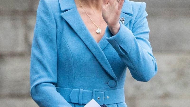 Kate Middleton, Ducesa de Cambridge care a devenit un simbol de eleganță, a atras atenția criticilor de modă prin felul în care a ales să poarte 3 inele pe degentul inelar.
