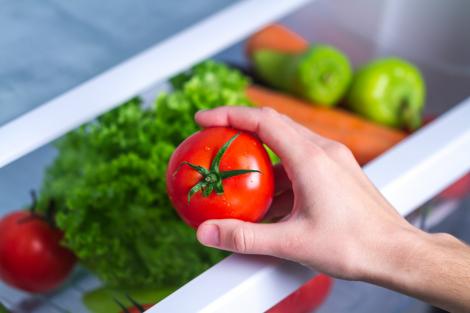5 alimente pe care nu trebuie să le păstrezi în frigider. De ce trebuie să ții roșiile la temperatura camerei