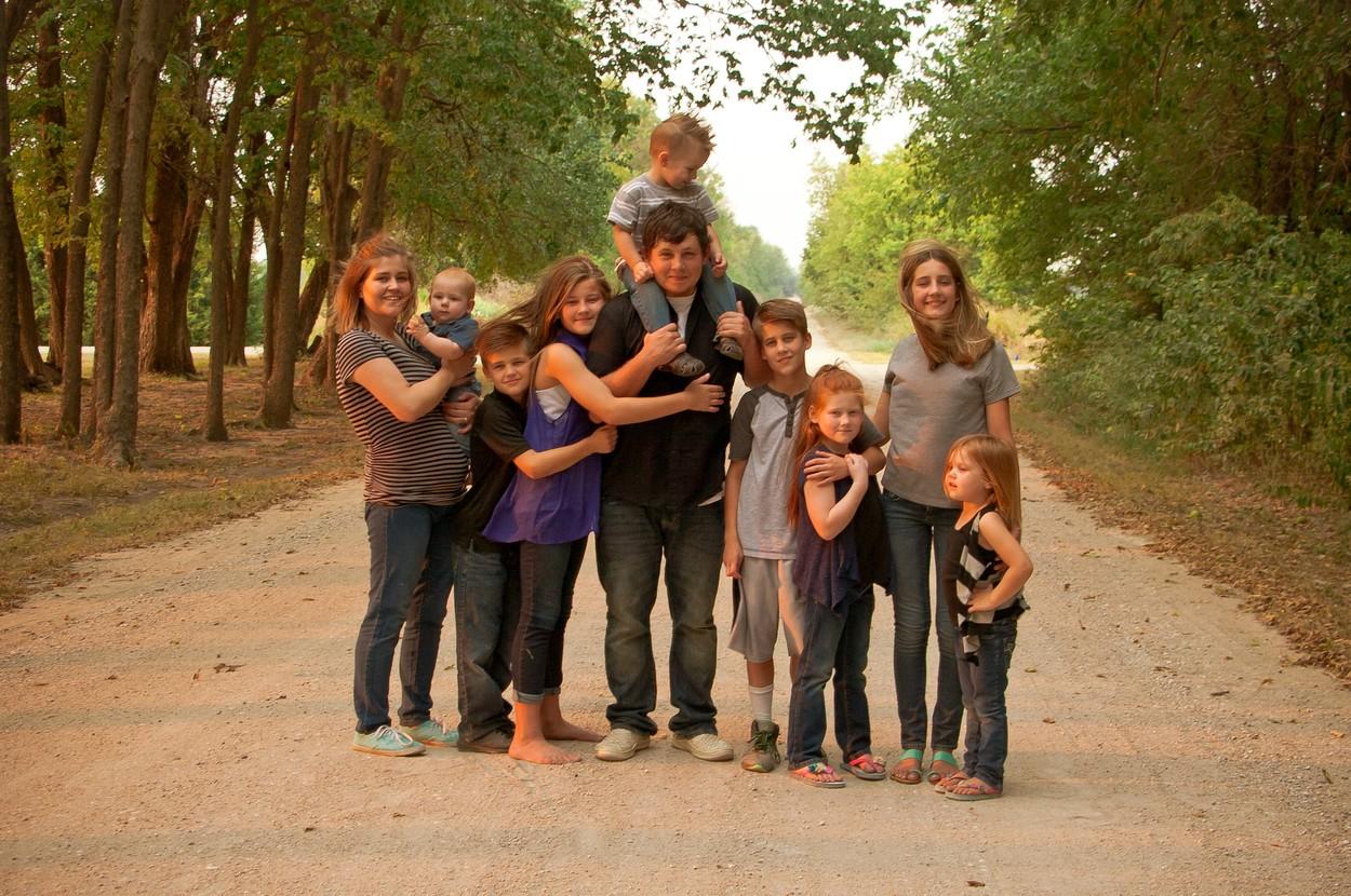 Britni Church, tânăra care are 12 copii, la doar 32 de ani, împreună cu familia ei