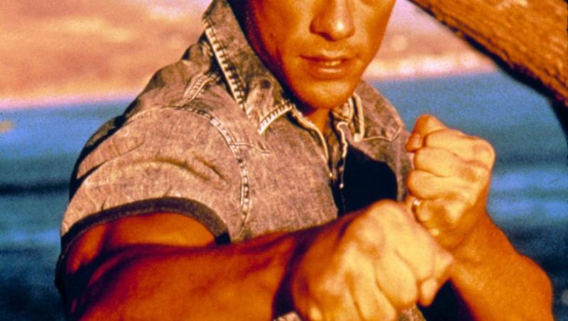 Jean-Claude Van Damme, în timpul unei filmări, pregătit de luptă