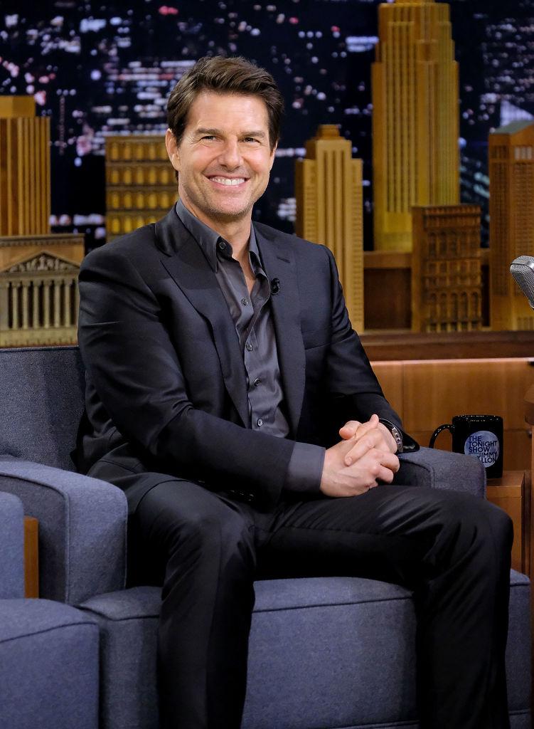 Tom Cruise în costum negru