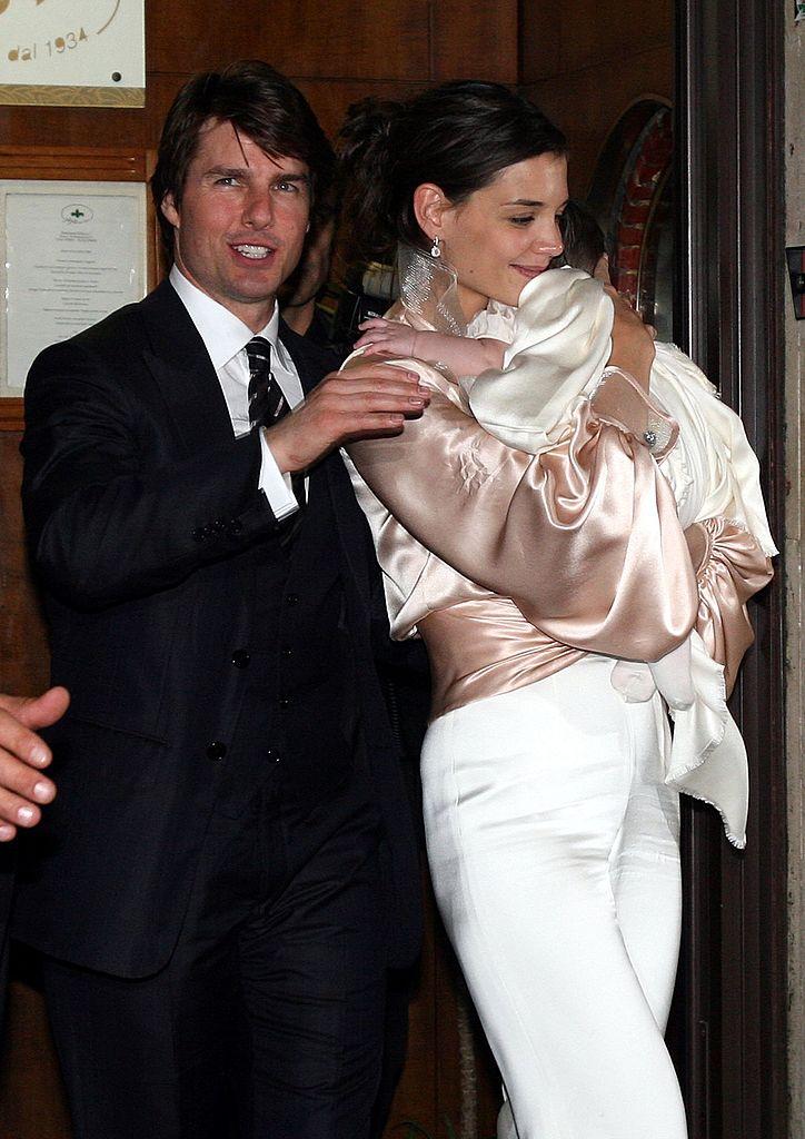 Tom Cruise și Katie Holmes alături de Suri Cruise, care era ținută în brațe de mama ei