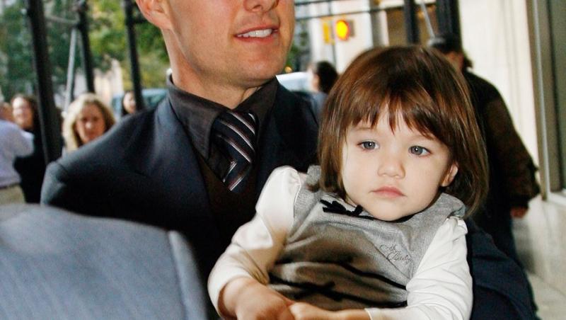 Tom Cruise își ține fiica în brațe