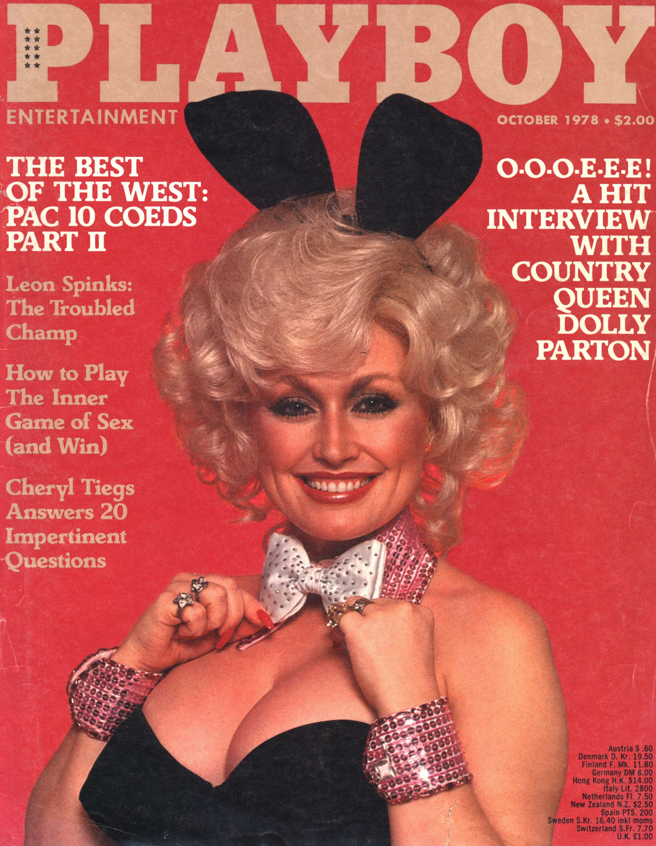 Dolly Parton pe coperta Playboy în 1978, fundal roșu, ea îmbrăcată într-un costum negru de iepuraș Playboy