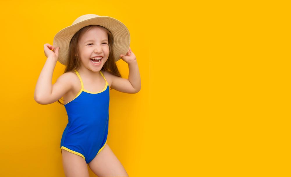 Lauren Mejia, influencerul care &icirc;i sfătuiește pe părinți să &icirc;i &icirc;mbrace pe copii doar &icirc;n costum de baie neon, la plajă. Iată de ce