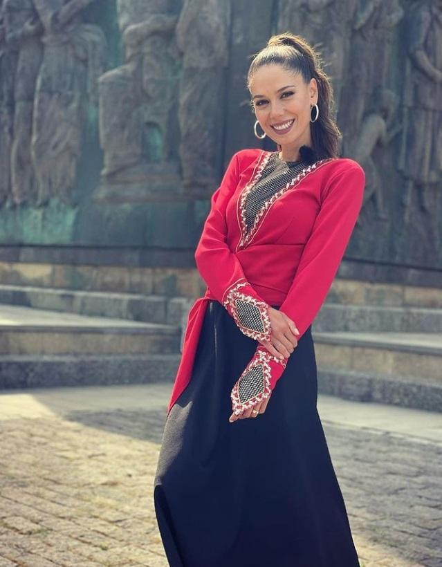 Irina Fosor, îmbrăcată în roșu, în Asia Express