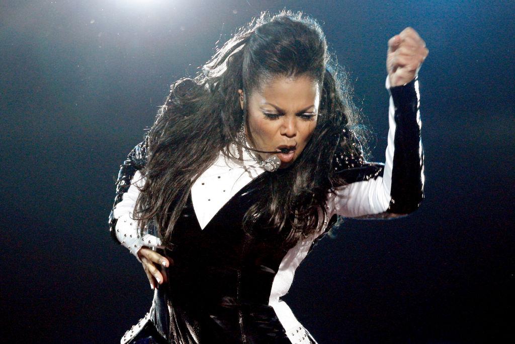 Janet Jackson, îmbrăcată de scenă, făcând mișcări de dans