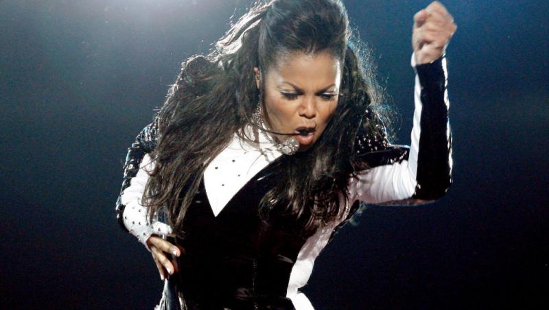 Janet Jackson, îmbrăcată de scenă, făcând mișcări de dans