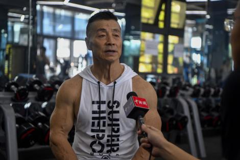 Yang Xinmin, bărbatul care arată de 30 de ani, însă are 72. Care este secretul său. S-a antrenat ani la rândul pentru a arăta așa
