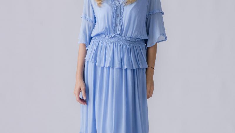 Andreea Ibacka intr-o rochie albastră și lungă