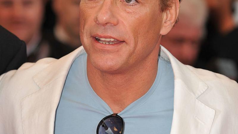Jean Claude Van Damme, într-un sacou alb