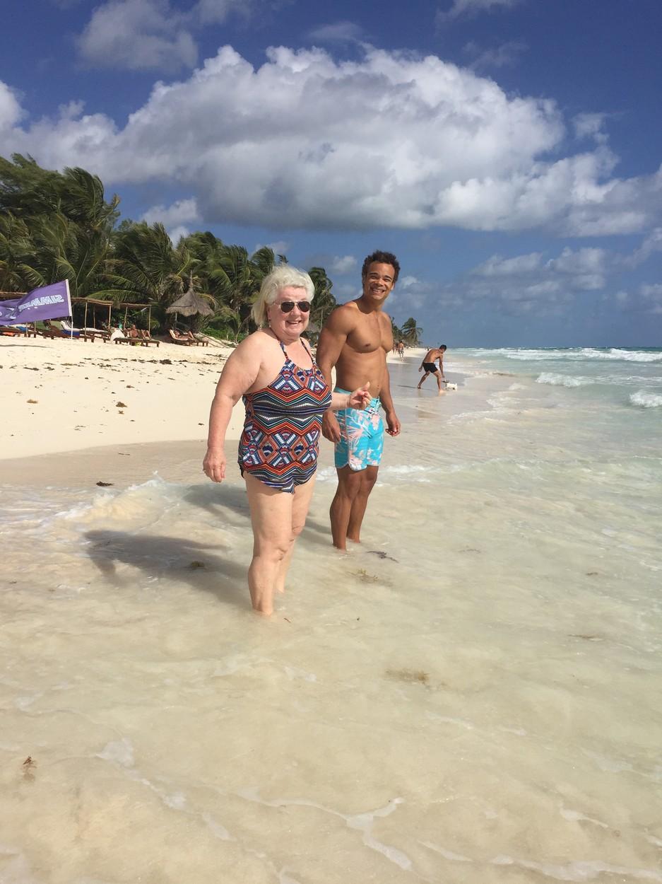 joan macdonald, in costum de baie la plaja, pe nisip, inainte sa se apuce de fitness