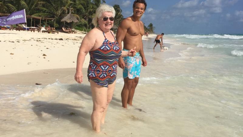 joan macdonald, in costum de baie la plaja, pe nisip, inainte sa se apuce de fitness