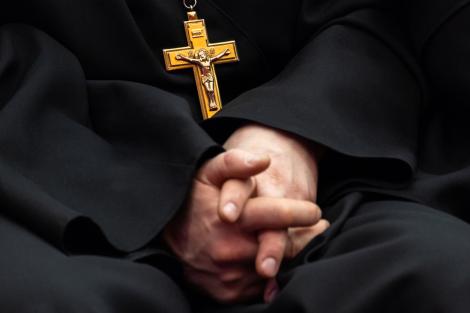 Un preot catolic, nevoit să se retragă din slujba bisericii după ce a fost descoperit pe o aplicație de dating
