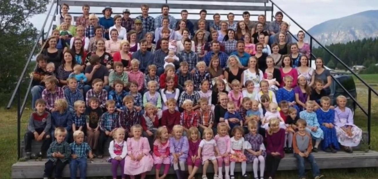 Un tânăr a povestit cum este viața cu 27 de mame și 150 de frați și surori. Ce a explicat Merlin Blackmore despre familia poligamă