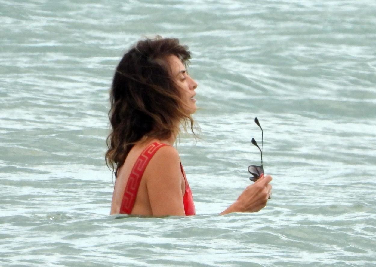 Penelope Cruz, surprinsă când înota în mare - iulie, 2021