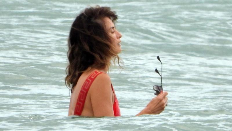 Penelope Cruz, surprinsă când înota în mare - iulie, 2021 - în Italia