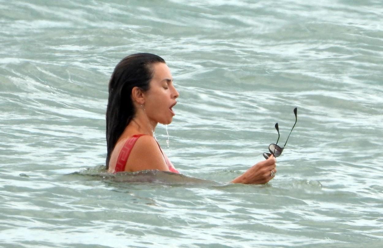 Penelope Cruz, surprinsă când înota în mare - iulie, 2021
