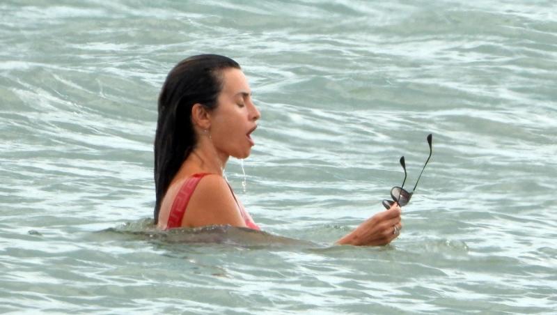 Penelope Cruz, surprinsă când înota în mare - iulie, 2021