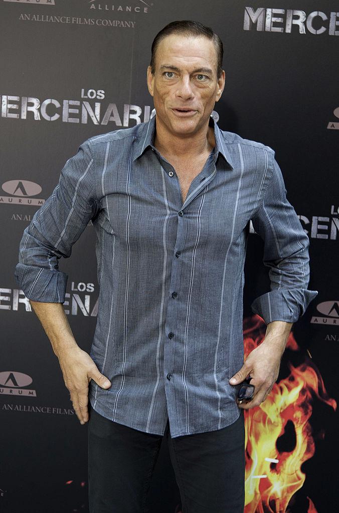 Jean Claude Van Damme, într-o cămașă gri
