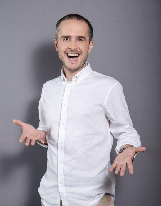 Șerban Copoț, într-o cămașă albă, zâmbitor