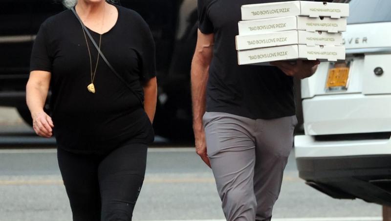 Hugh Jackman și soția lui s-au delctat cu mai multe pizza