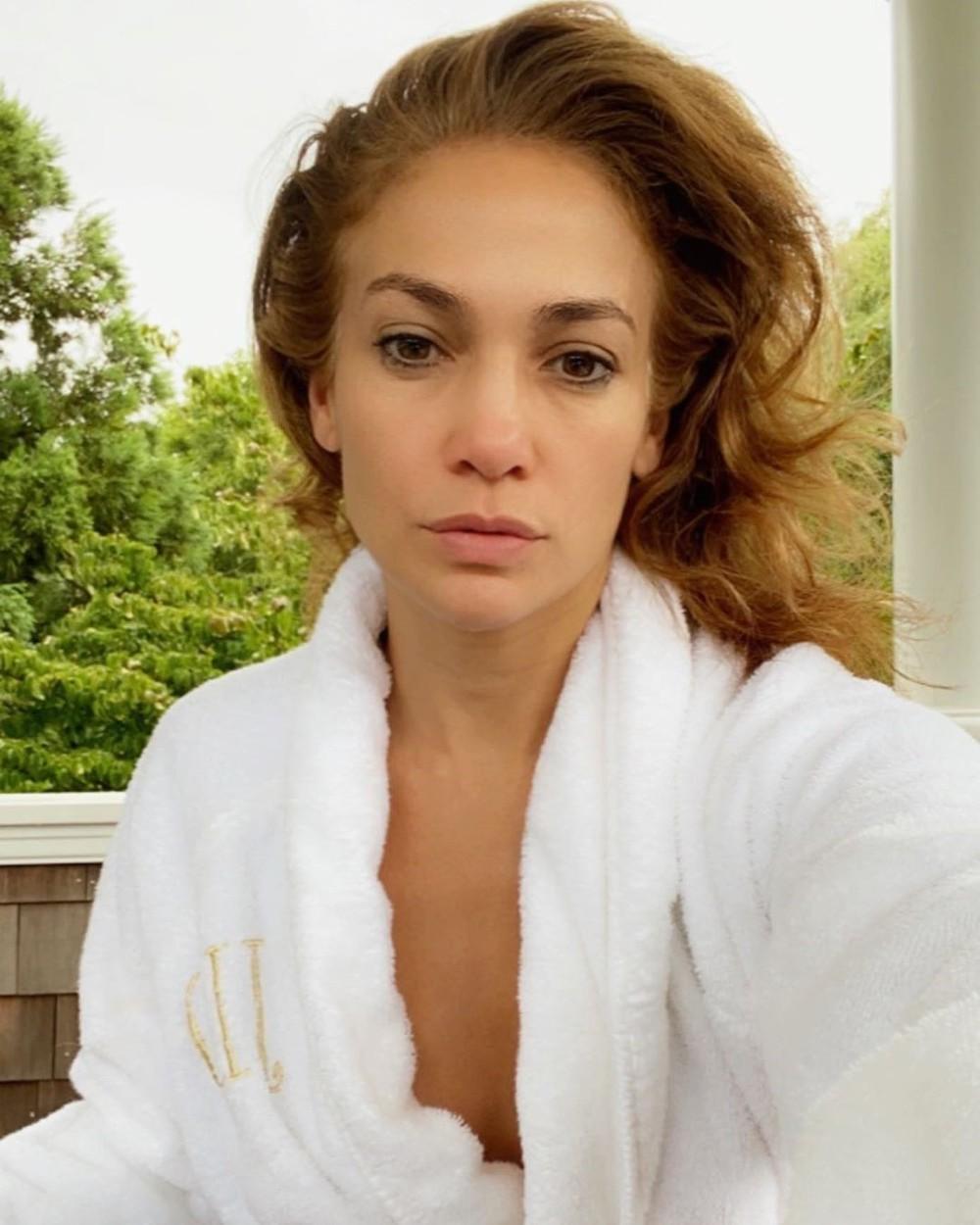 jennifer lopez selfie intr-un halat alb pe balcon