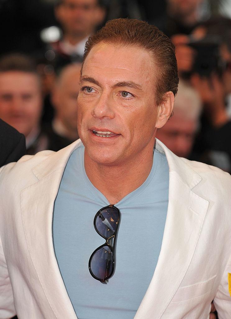 Jean Claude Van Damme, într-un sacou alb