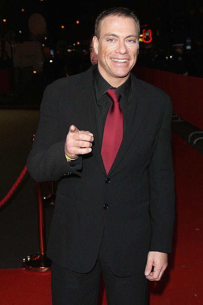 Jean Claude Van Damme, într-o cămașă neagră
