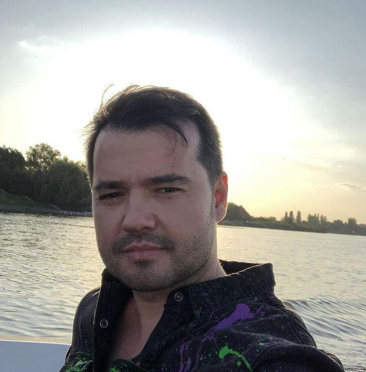 laurentiu duta intr-o camasa neagra, selfie pe malul unei ape