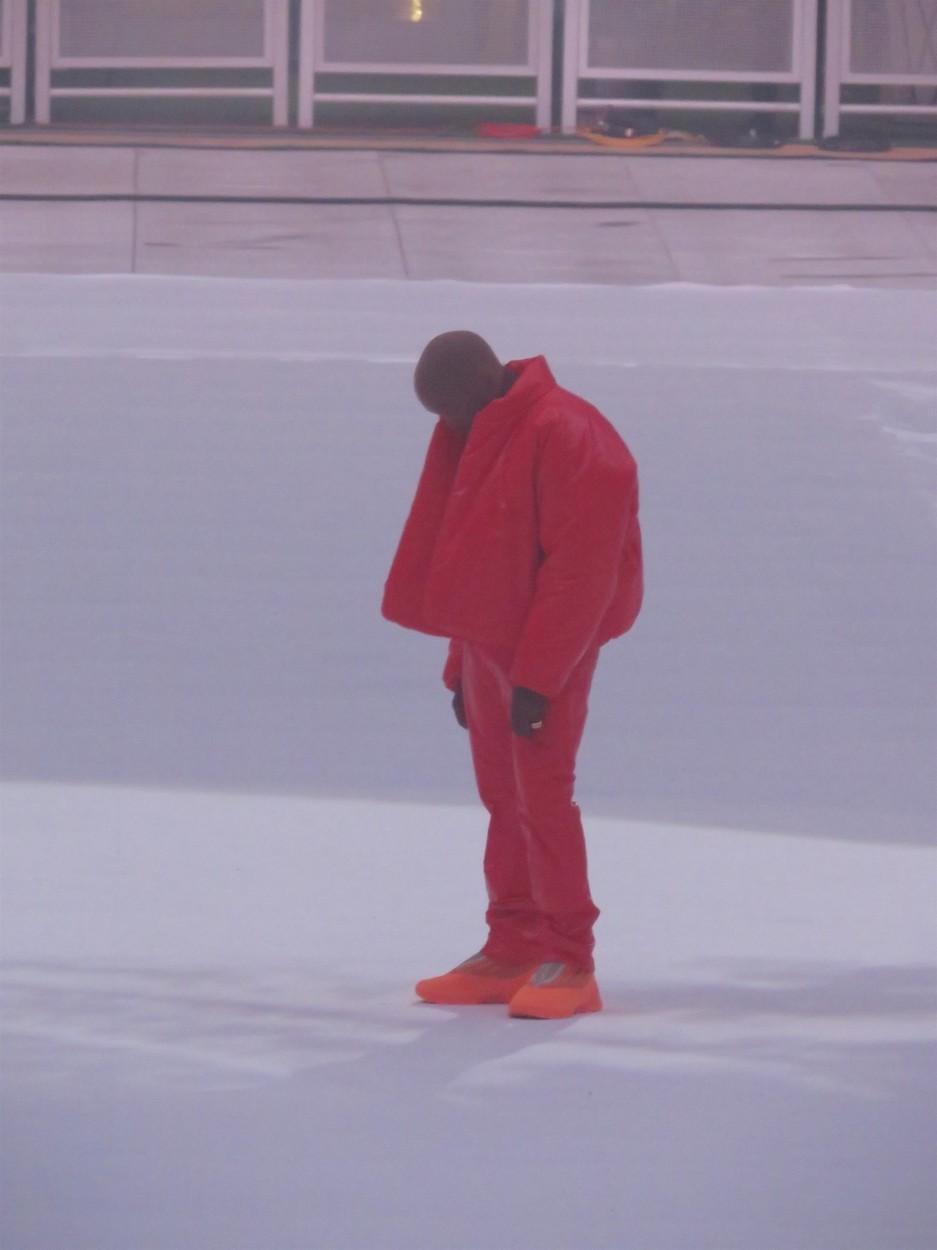 kanye west imbracat in rosu in mijlocul stadionului unde a avut loc evenimentul de lansare al celui de-al 10-lea album