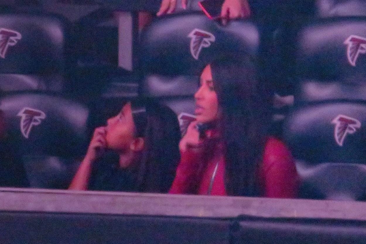 kim kardashian si copiii ei surprinsi in tribuna la evenimentul de lansare a noului album al lui kanye