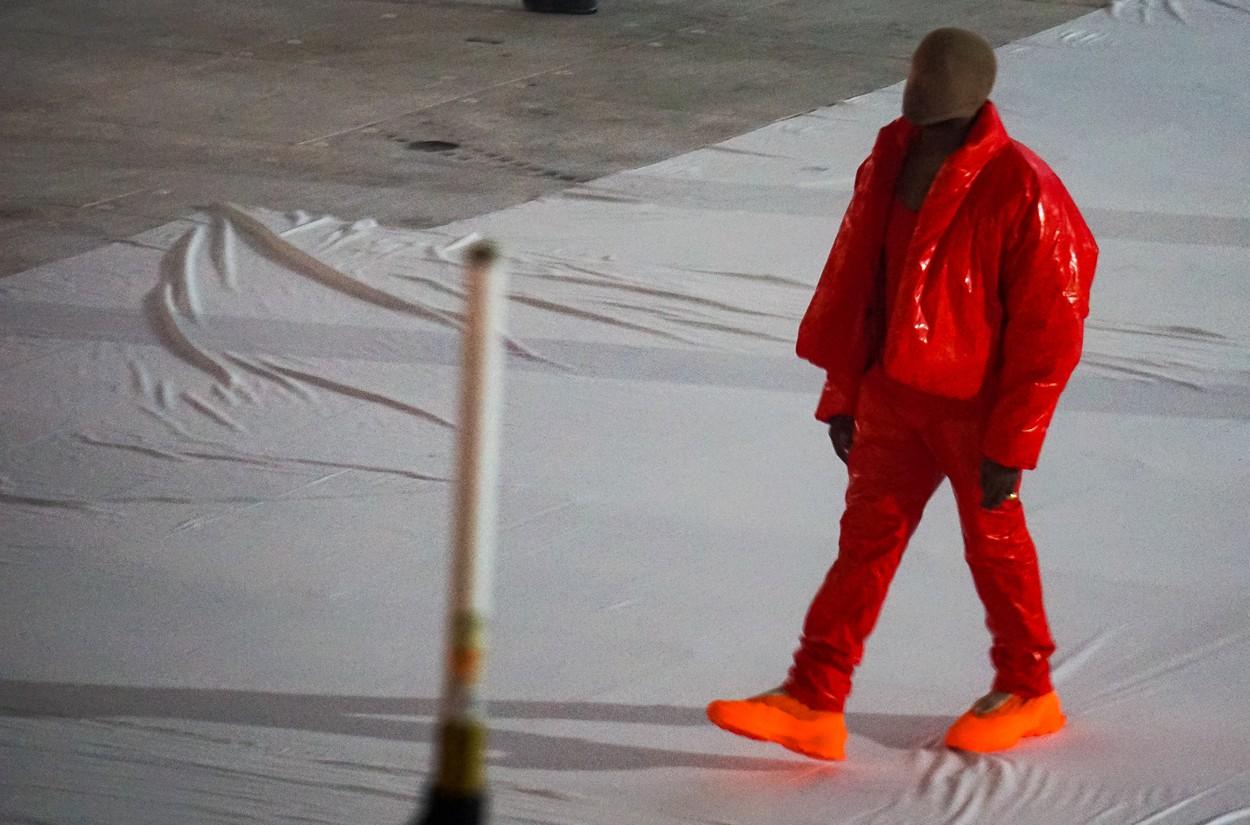 kanye west imbracat in rosu in mijlocul stadionului unde a avut loc evenimentul de lansare al celui de-al 10-lea album