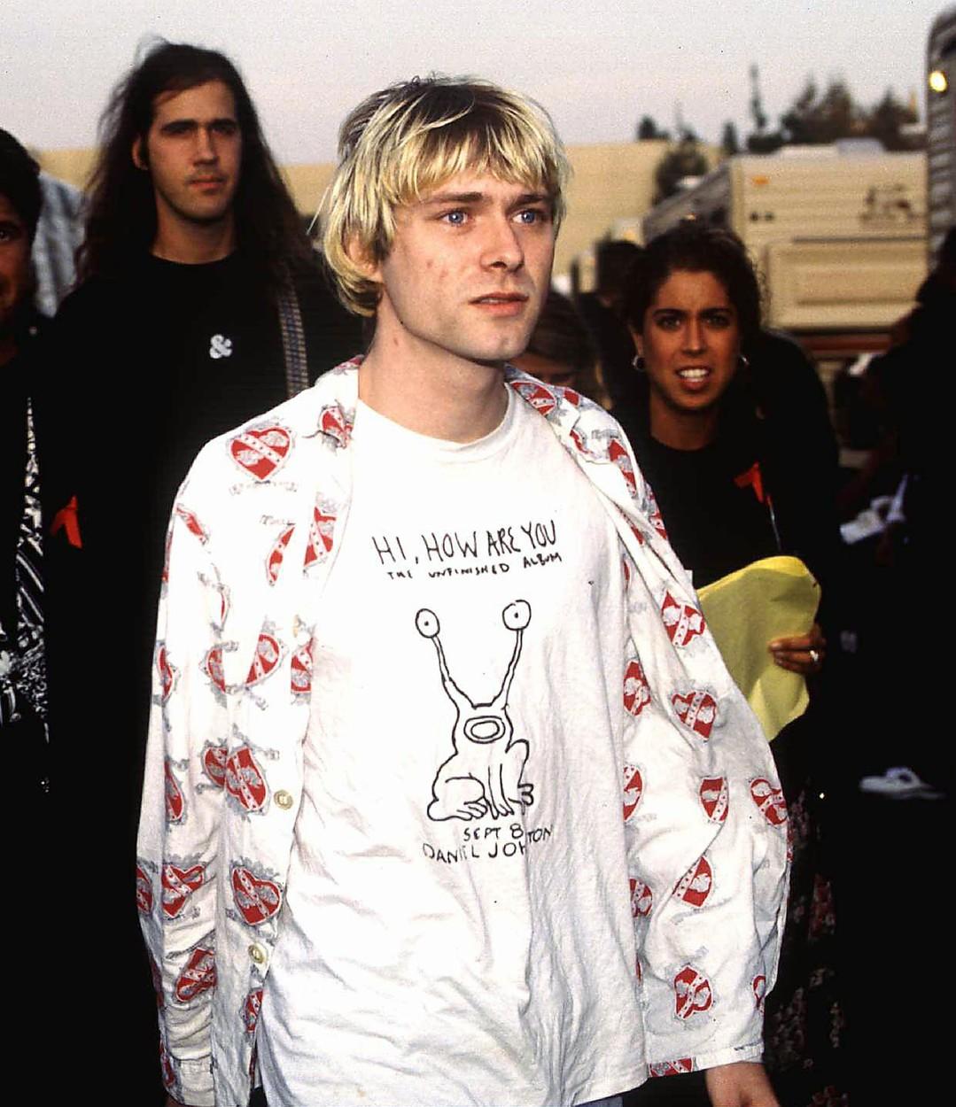 kurt cobain intr-un tricou alb, cu camasa alba peste