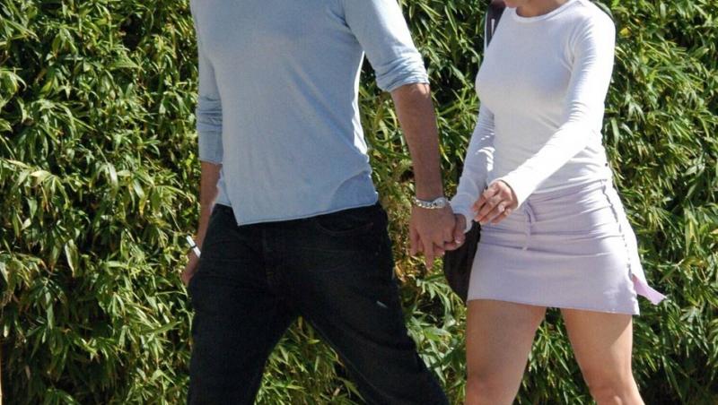 Jennifer Lopez, fimată în ipostaze incendiare chiar de iubitul ei, Ben Affleck, de ziua ei, la 52 de ani. 