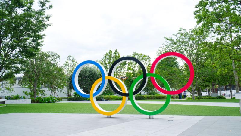 cele 5 inele colorate, simbol al jocurilor olimpice, instalate intr-o curte imensa